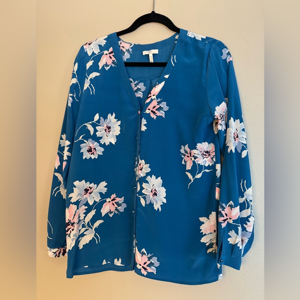 NWOT Joie v-neck silk top. Size Medium.